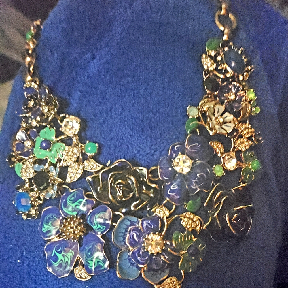 STUNNING STATEMENT NECKLACE